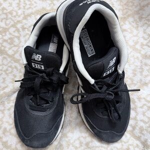 New Balance 515 Black and White Athletic Shoes good condition